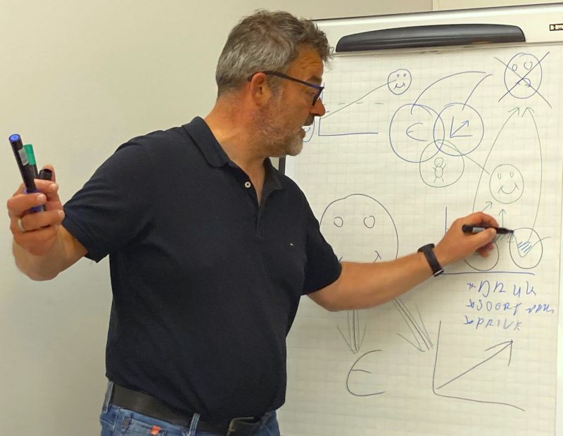 Arno Doornekamp van DOE Academy is aan het presenteren en spreken tegen medewerkers van het MKB.